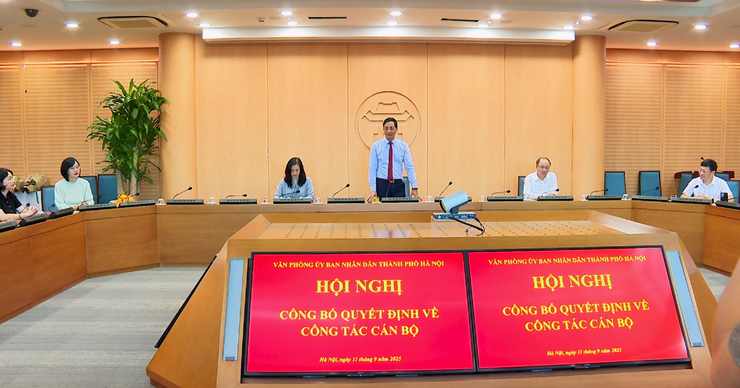 Công bố quyết định công tác cán bộ tại Văn phòng UBND Thành phố- Ảnh 2.
