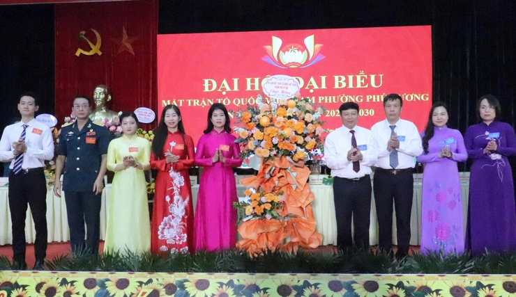 Đồng chí Tạ Thị Nhẫn giữ chức Chủ tịch Ủy ban MTTQ Việt Nam phường Phú Lương nhiệm kỳ 2025-2030- Ảnh 2.