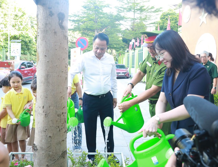 Phường Hai Bà Trưng ra mắt mô hình “Đường hoa Đại đoàn kết”- Ảnh 1.