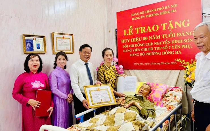 Phường Hồng Hà trao Huy hiệu 80 năm tuổi Đảng tặng đồng chí Nguyễn Đình Sơn- Ảnh 1.