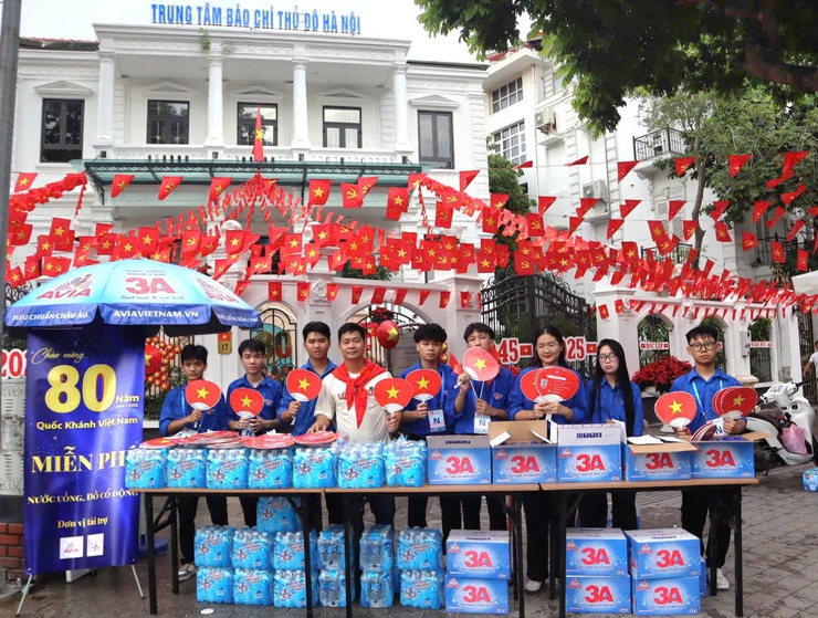 Hàng nghìn suất quà tiếp sức người dân tham dự "A80" tại Trung tâm Báo chí Thủ đô- Ảnh 1.