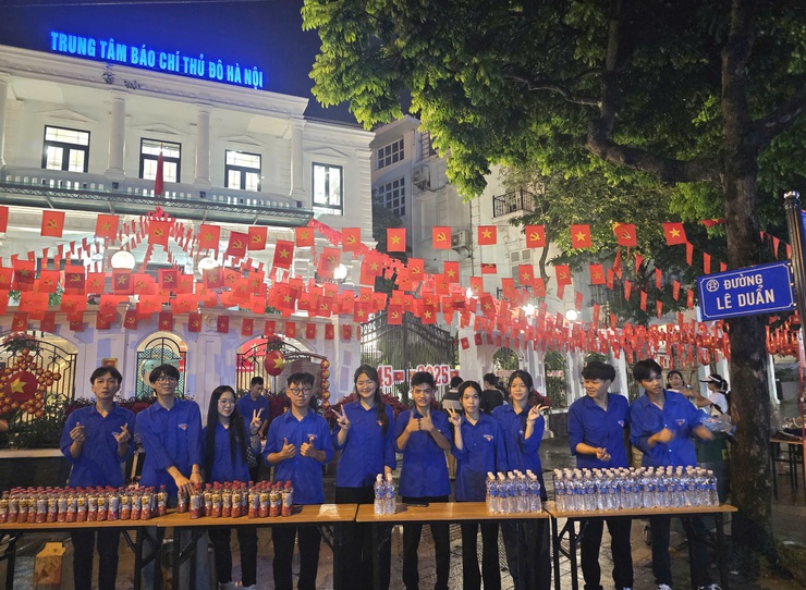 Hàng nghìn suất quà tiếp sức người dân tham dự "A80" tại Trung tâm Báo chí Thủ đô- Ảnh 5.