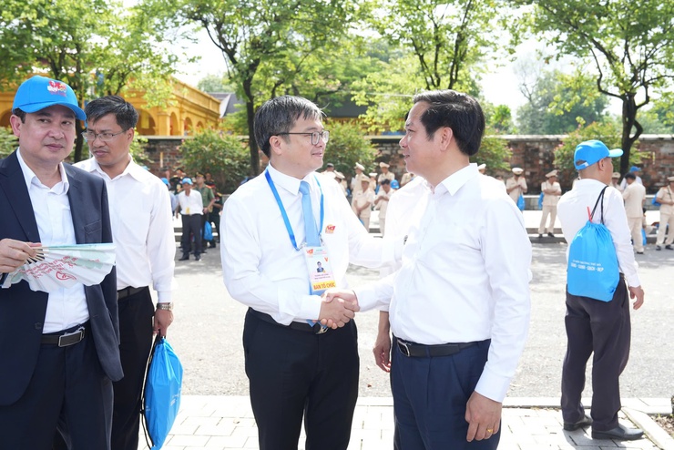 Hanoi honors and farewells local delegations after the 80th National Day commemoration- Ảnh 1.