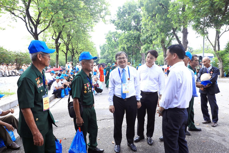 Hanoi honors and farewells local delegations after the 80th National Day commemoration- Ảnh 2.