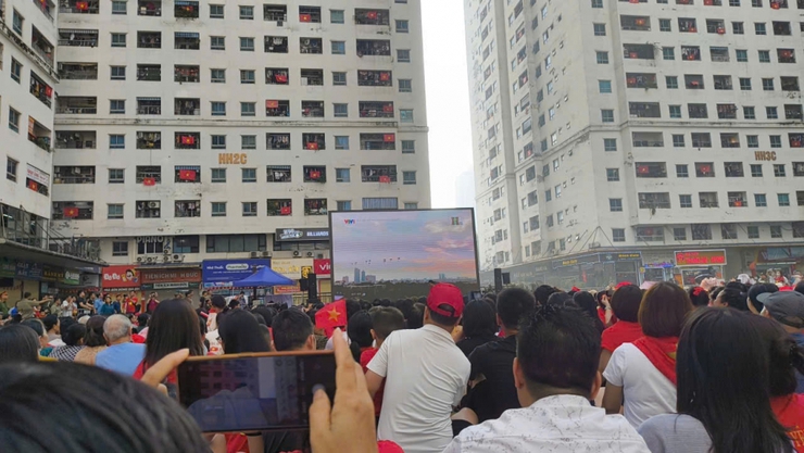 Người dân Thủ đô nô nức xem diễu binh, diễu hành qua màn hình lớn- Ảnh 7.