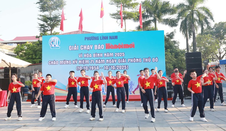 Phường Lĩnh Nam: Hơn 300 vận động viên tham gia Giải chạy Báo Hànộimới Vì hòa bình năm 2025- Ảnh 7.
