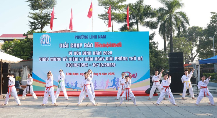 Phường Lĩnh Nam: Hơn 300 vận động viên tham gia Giải chạy Báo Hànộimới Vì hòa bình năm 2025- Ảnh 9.