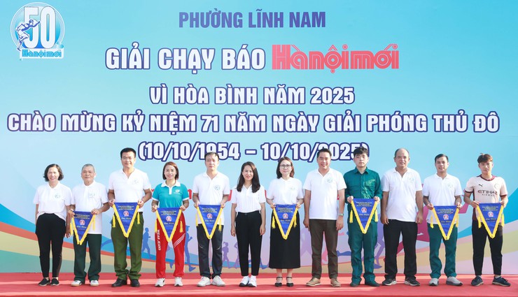 Phường Lĩnh Nam: Hơn 300 vận động viên tham gia Giải chạy Báo Hànộimới Vì hòa bình năm 2025- Ảnh 4.