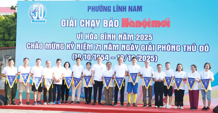 Phường Lĩnh Nam: Hơn 300 vận động viên tham gia Giải chạy Báo Hànộimới Vì hòa bình năm 2025- Ảnh 5.