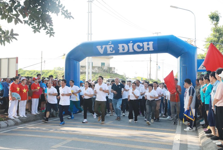 Phường Lĩnh Nam: Hơn 300 vận động viên tham gia Giải chạy Báo Hànộimới Vì hòa bình năm 2025- Ảnh 6.