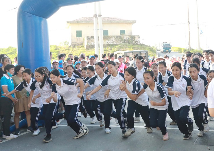 Phường Lĩnh Nam: Hơn 300 vận động viên tham gia Giải chạy Báo Hànộimới Vì hòa bình năm 2025- Ảnh 10.
