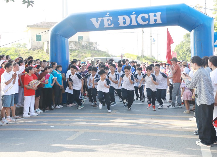 Phường Lĩnh Nam: Hơn 300 vận động viên tham gia Giải chạy Báo Hànộimới Vì hòa bình năm 2025- Ảnh 11.