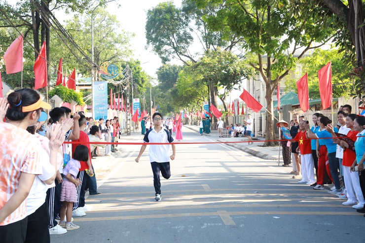 Phường Lĩnh Nam: Hơn 300 vận động viên tham gia Giải chạy Báo Hànộimới Vì hòa bình năm 2025- Ảnh 12.