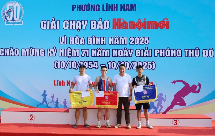 Phường Lĩnh Nam: Hơn 300 vận động viên tham gia Giải chạy Báo Hànộimới Vì hòa bình năm 2025- Ảnh 13.