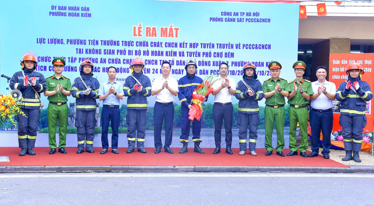 Ra mắt lực lượng thường trực chữa cháy tại phố đi bộ hồ Hoàn Kiếm và chợ đêm Đồng Xuân- Ảnh 1.