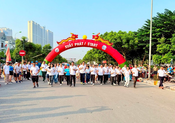 Sôi nổi Chung kết Giải chạy Báo Hànộimới mở rộng lần thứ 50 - Vì hòa bình phường Dương Nội năm 2025- Ảnh 3.