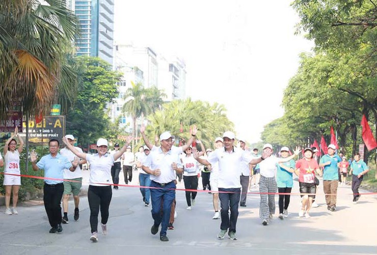Phường Tương Mai: Hơn 400 vận động viên tranh tài Chung kết Giải chạy Báo Hànộimới lần thứ I - Vì hòa bình năm 2025- Ảnh 8.