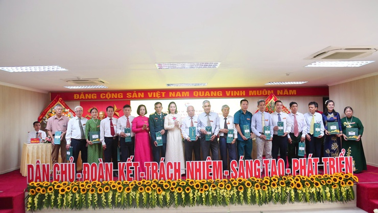 Đồng chí Lại Hà Phương giữ chức Chủ tịch Ủy ban MTTQ Việt Nam phường Dương Nội- Ảnh 8.