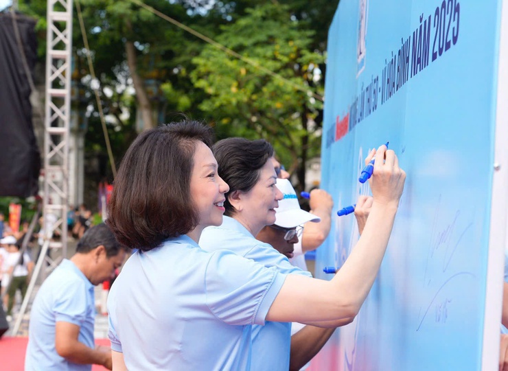 Hơn 3.000 vận động viên thi Chung kết Giải chạy Báo Hànộimới 2025- Ảnh 5.