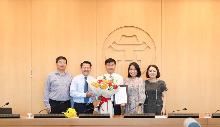 Công bố quyết định công tác cán bộ tại Văn phòng UBND Thành phố- Ảnh 4.