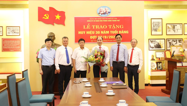 Trao Huy hiệu 30 năm tuổi Đảng cho đảng viên Văn phòng UBND thành phố Hà Nội- Ảnh 2.