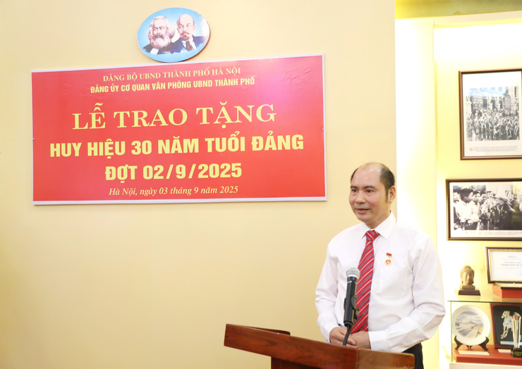 Trao Huy hiệu 30 năm tuổi Đảng cho đảng viên Văn phòng UBND thành phố Hà Nội- Ảnh 4.
