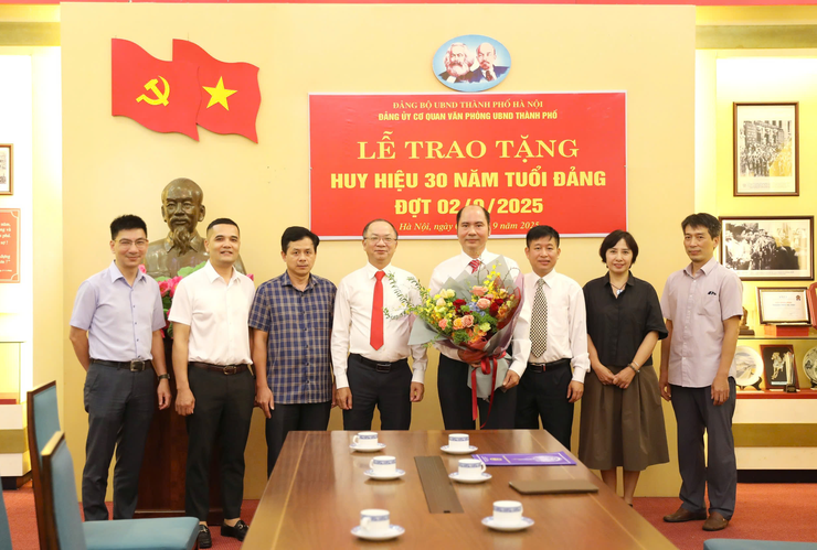 Trao Huy hiệu 30 năm tuổi Đảng cho đảng viên Văn phòng UBND thành phố Hà Nội- Ảnh 3.