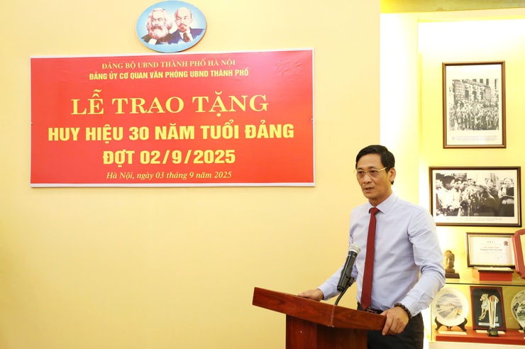 Trao Huy hiệu 30 năm tuổi Đảng cho đảng viên Văn phòng UBND thành phố Hà Nội- Ảnh 1.