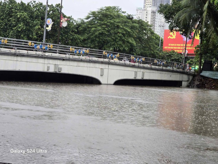 Hà Nội mưa lớn, ngập lụt toàn Thành phố- Ảnh 2.