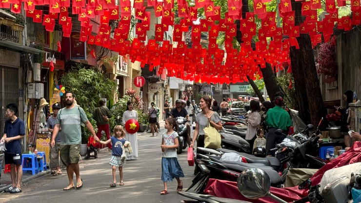 Hà Nội ghi dấu tăng trưởng mạnh ở bán lẻ, dịch vụ và vận tải- Ảnh 1.