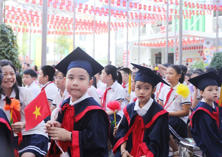 Chủ tịch Ủy ban MTTQ Việt Nam Thành phố Nguyễn Lan Hương chung vui với thầy và trò Trường Tiểu học Võ Thị Sáu, Tây Sơn- Ảnh 4.