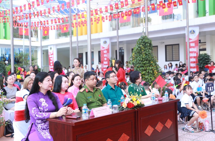 Chủ tịch Ủy ban MTTQ Việt Nam Thành phố Nguyễn Lan Hương chung vui với thầy và trò Trường Tiểu học Võ Thị Sáu, Tây Sơn- Ảnh 1.