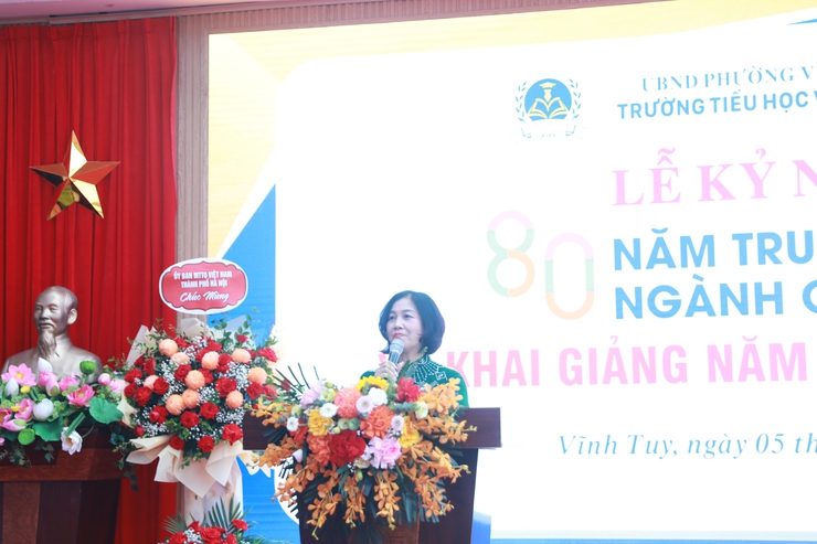 Chủ tịch Ủy ban MTTQ Việt Nam Thành phố Nguyễn Lan Hương chung vui với thầy và trò Trường Tiểu học Võ Thị Sáu, Tây Sơn- Ảnh 2.