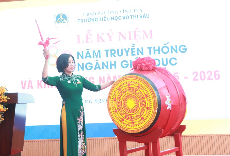 Chủ tịch Ủy ban MTTQ Việt Nam Thành phố Nguyễn Lan Hương chung vui với thầy và trò Trường Tiểu học Võ Thị Sáu, Tây Sơn- Ảnh 5.