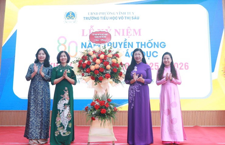 Chủ tịch Ủy ban MTTQ Việt Nam Thành phố Nguyễn Lan Hương chung vui với thầy và trò Trường Tiểu học Võ Thị Sáu, Tây Sơn- Ảnh 6.