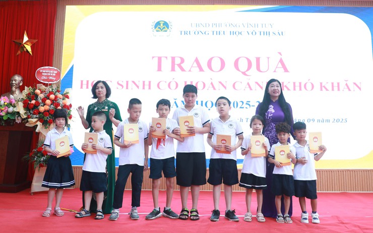 Chủ tịch Ủy ban MTTQ Việt Nam Thành phố Nguyễn Lan Hương chung vui với thầy và trò Trường Tiểu học Võ Thị Sáu, Tây Sơn- Ảnh 7.