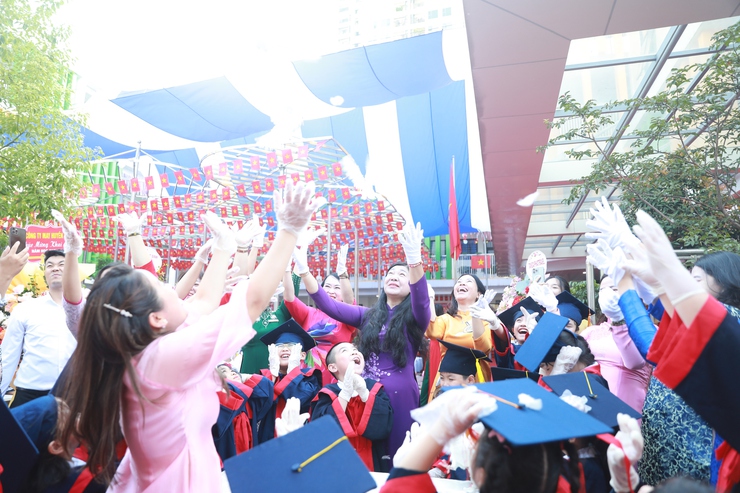 Chủ tịch Ủy ban MTTQ Việt Nam Thành phố Nguyễn Lan Hương chung vui với thầy và trò Trường Tiểu học Võ Thị Sáu, Tây Sơn- Ảnh 8.