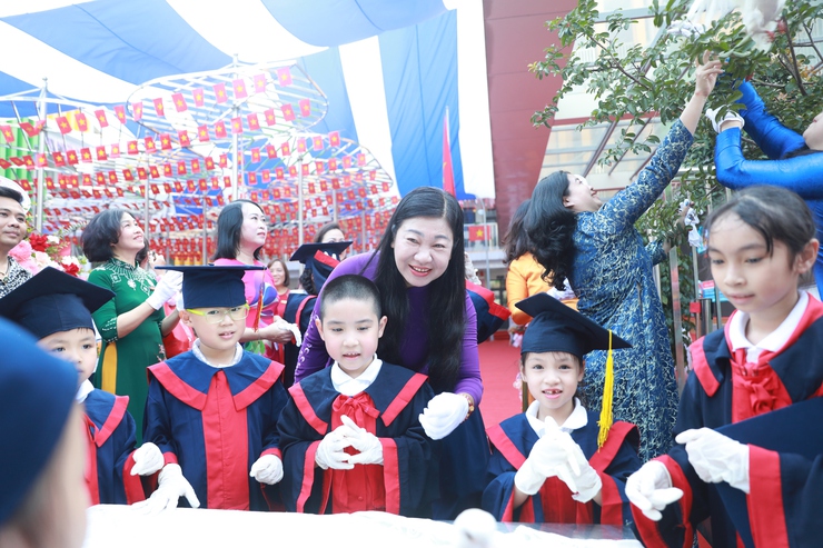 Chủ tịch Ủy ban MTTQ Việt Nam Thành phố Nguyễn Lan Hương chung vui với thầy và trò Trường Tiểu học Võ Thị Sáu, Tây Sơn- Ảnh 9.