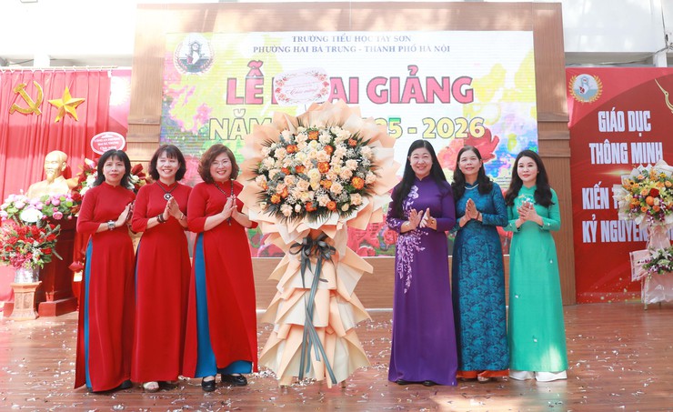 Chủ tịch Ủy ban MTTQ Việt Nam Thành phố Nguyễn Lan Hương chung vui với thầy và trò Trường Tiểu học Võ Thị Sáu, Tây Sơn- Ảnh 10.