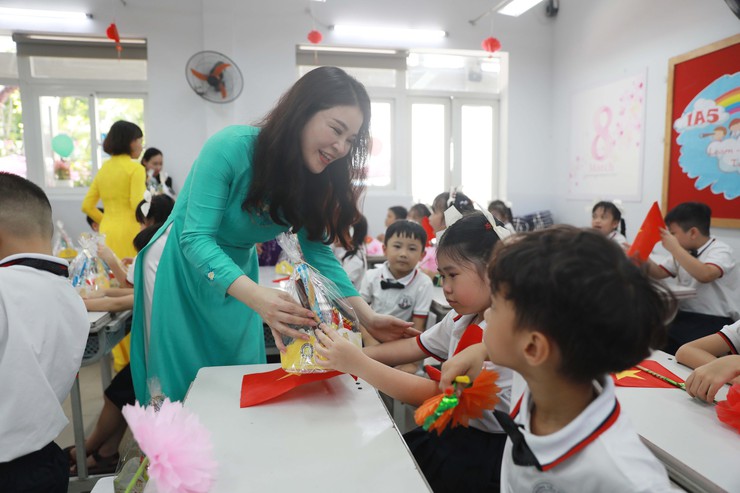 Chủ tịch Ủy ban MTTQ Việt Nam Thành phố Nguyễn Lan Hương chung vui với thầy và trò Trường Tiểu học Võ Thị Sáu, Tây Sơn- Ảnh 12.