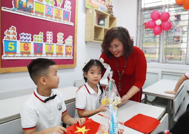 Chủ tịch Ủy ban MTTQ Việt Nam Thành phố Nguyễn Lan Hương chung vui với thầy và trò Trường Tiểu học Võ Thị Sáu, Tây Sơn- Ảnh 13.