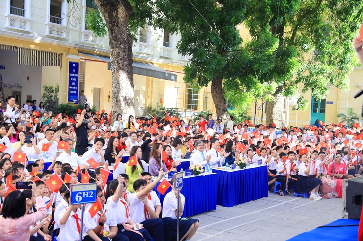Phó Chủ tịch UBND Thành phố Trương Việt Dũng chung vui Ngày khai giảng năm học mới với thầy trò Trường THCS Trưng Vương- Ảnh 1.
