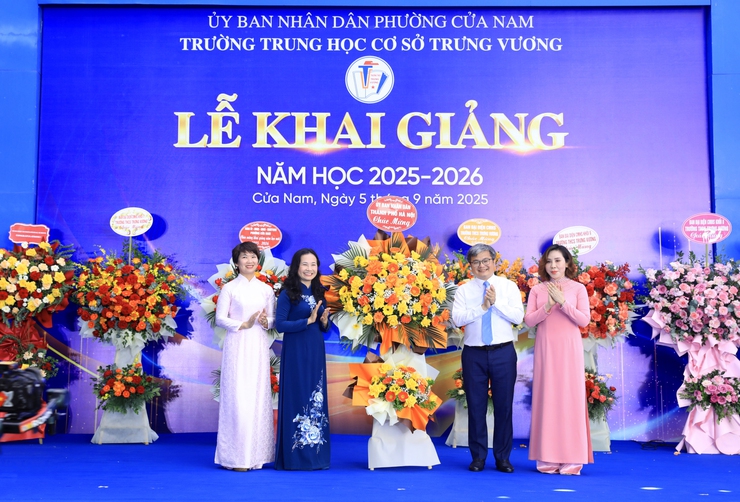Phó Chủ tịch UBND Thành phố Trương Việt Dũng chung vui Ngày khai giảng năm học mới với thầy trò Trường THCS Trưng Vương- Ảnh 2.