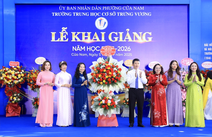 Phó Chủ tịch UBND Thành phố Trương Việt Dũng chung vui Ngày khai giảng năm học mới với thầy trò Trường THCS Trưng Vương- Ảnh 3.