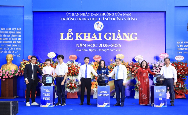 Phó Chủ tịch UBND Thành phố Trương Việt Dũng chung vui Ngày khai giảng năm học mới với thầy trò Trường THCS Trưng Vương- Ảnh 7.
