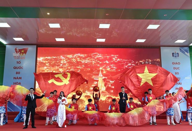 Lãnh đạo thành phố Hà Nội chúc mừng ngành Giáo dục Thủ đô nhân dịp năm học mới 2025-2026- Ảnh 6.
