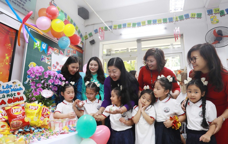Chủ tịch Ủy ban MTTQ Việt Nam Thành phố Nguyễn Lan Hương chung vui với thầy và trò Trường Tiểu học Võ Thị Sáu, Tây Sơn- Ảnh 11.
