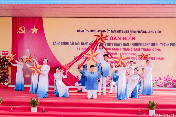 Phường Long Biên gắn biển công trình Trường THPT Thạch Bàn chào mừng 80 năm Quốc khánh 2/9- Ảnh 1.