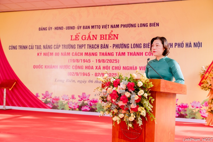 Phường Long Biên gắn biển công trình Trường THPT Thạch Bàn chào mừng 80 năm Quốc khánh 2/9- Ảnh 3.