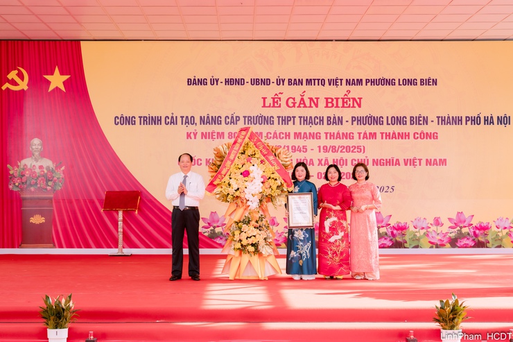 Phường Long Biên gắn biển công trình Trường THPT Thạch Bàn chào mừng 80 năm Quốc khánh 2/9- Ảnh 6.